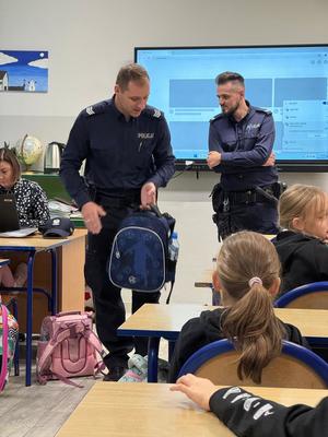 Na zdjęciu Policjanci podczas spotkania z uczniami.