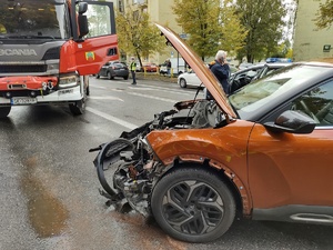 Na zdjęciu policjanci pracujący na  miejscu kolizji drogowej