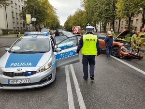 Na zdjęciu policjanci pracujący na  miejscu kolizji drogowej