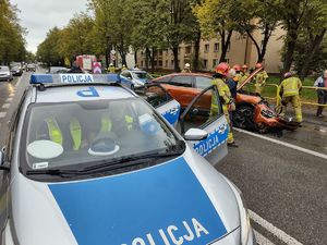 Na zdjęciu policjanci pracujący na  miejscu kolizji drogowej