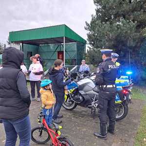 Na zdjęciu policjanci podczas festynu.