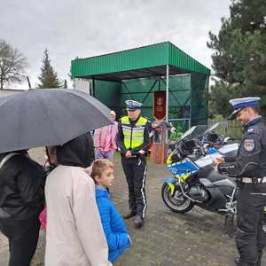 Na zdjęciu policjanci podczas festynu.