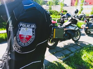 na zdjęciu naszywka policyjna i motocykl