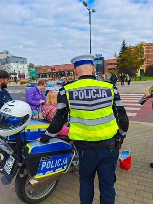 Policjanci i wolontariusze Fundacji Militarnego Mikołaja podczas rozdawania odblasków