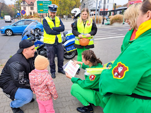 Policjanci i wolontariusze Fundacji Militarnego Mikołaja podczas rozdawania odblasków