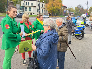 Policjanci i wolontariusze Fundacji Militarnego Mikołaja podczas rozdawania odblasków