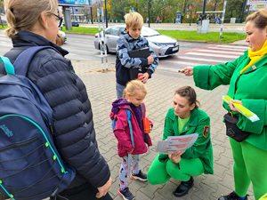 Policjanci i wolontariusze Fundacji Militarnego Mikołaja podczas rozdawania odblasków