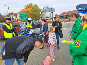 Policjanci i wolontariusze Fundacji Militarnego Mikołaja podczas rozdawania odblasków