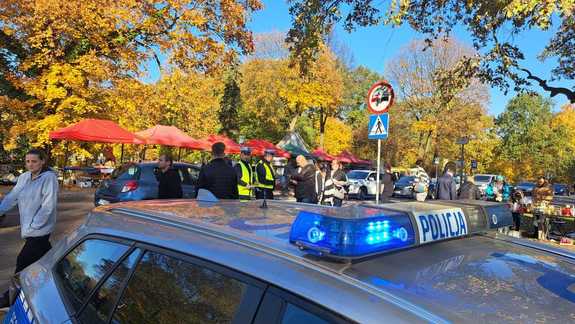 Policjanci podczas działań z okazji dnia wszystkich świętych