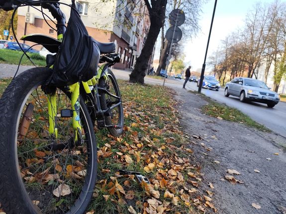 Na zdjęciu radiowóz na ulicy gdzie potracono rowerzystę