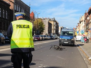 Policjant w trakcie obsługi wypadku.