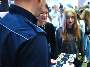 Na zdjęciu policjant podczas spotkania "Zawód od kuchni"