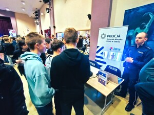 Na zdjęciu policjant podczas spotkania "Zawód od kuchni"