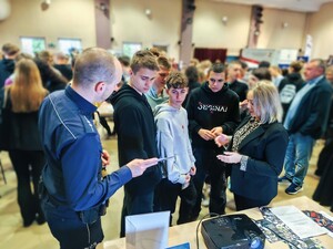 Na zdjęciu policjant podczas spotkania "Zawód od kuchni"