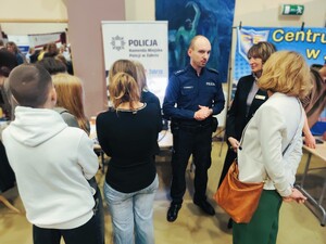 Na zdjęciu policjant podczas spotkania "Zawód od kuchni"