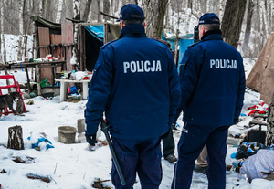 Policjanci podczas kontroli miejsca, gdzie mogą przebywać osoby bezdomne