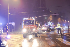 Policjanci zabezpieczają przejazd pojazdów parady świętego mikołaja