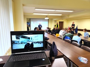 Policjanci podczas spotkania z uczniami