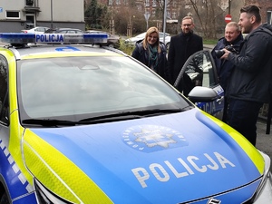 Policjanci i Pani Prezydent Misata Zabrze podczas przekazania radiowozu