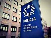 Zdjęcie kolorowe przedstawiające pylon z napisem &quot;Policja Komenda Miejska Policji w Zabrzu&quot;.