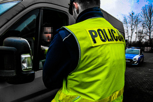policjant wykonuje badanie trzeźwości