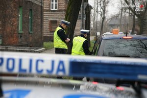 policjanci podczas kontroli drogowej