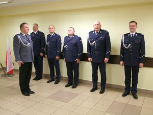 Policjanci podczas uroczystej zbiórki