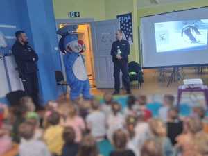 na zdęciu policjanci podczas spotkania z przedszkolakami.