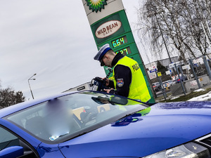 Policjanci podczas pracy na drodze