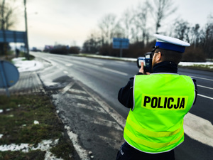 Policjanci podczas pracy na drodze