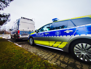 Policjanci podczas pracy na drodze