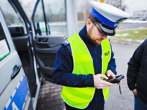 Policjanci podczas pracy na drodze