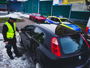Policjanci podczas pracy na drodze