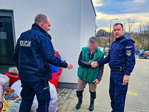 na zdjęciu policjanci podczas przekazania  darów dla schroniska