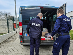 na zdjęciu policjanci podczas przekazania  darów dla schroniska