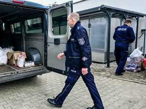 na zdjęciu policjanci podczas przekazania  darów dla schroniska