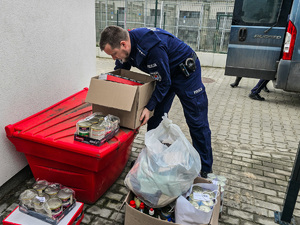 na zdjęciu policjanci podczas przekazania  darów dla schroniska