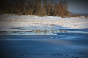 na zdjęciu zamarznięte jezioro