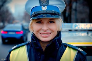 na zdjeciu policjantka