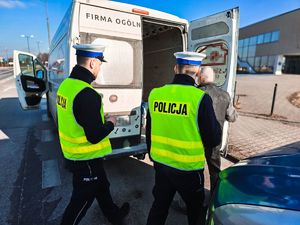 policjanci podczas kontroli drogowej