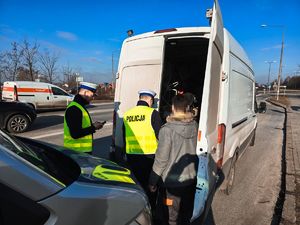 na zdjęciach policjant w trakcie działań na drodze