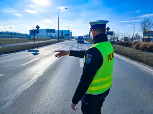 na zdjęciach policjant w trakcie działań na drodze