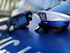 na zdjęciu miernik prędkości i czapka policjanta.