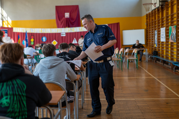 na zdjęciu Policjant podczas turnieju samochodowego dla młodzieży
