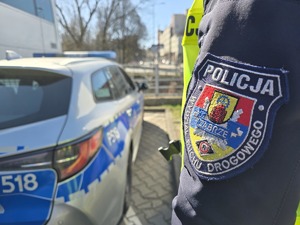 na zdjęciu naszywka ruchu drogowego
