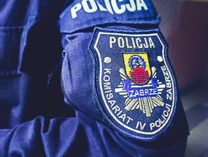 na zdjęciu naszywka policyjna