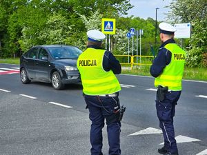 Na zdjęciu policjanci podczas kontroli prędkości