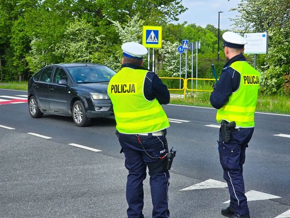 Na zdjęciu policjanci podczas kontroli prędkości