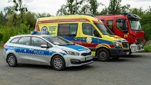 na zdjęciu  radiowóz policji , wóz strażacki, i karetka pogotowia