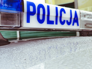 na zdjęciu napis policja na  sygnałach radiowozu